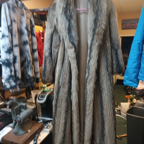 Racoon Fur Coat In Excellent Condition - Picture 3 of 5